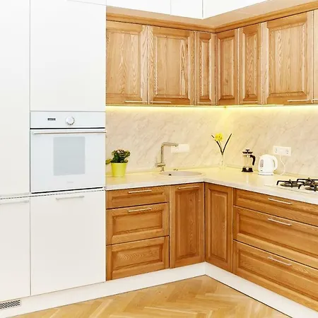 Old Town With Balcony, 7 Sleeping Places, 2baths Apartmán *
